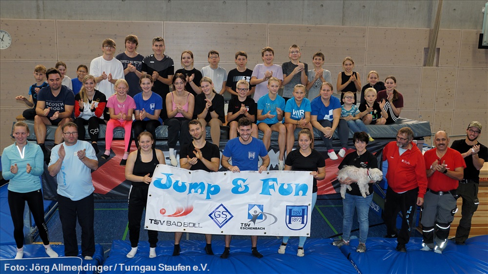 Gruppenbild mit allen Betreuern und Teilnehmern auf dem großen Trampolin