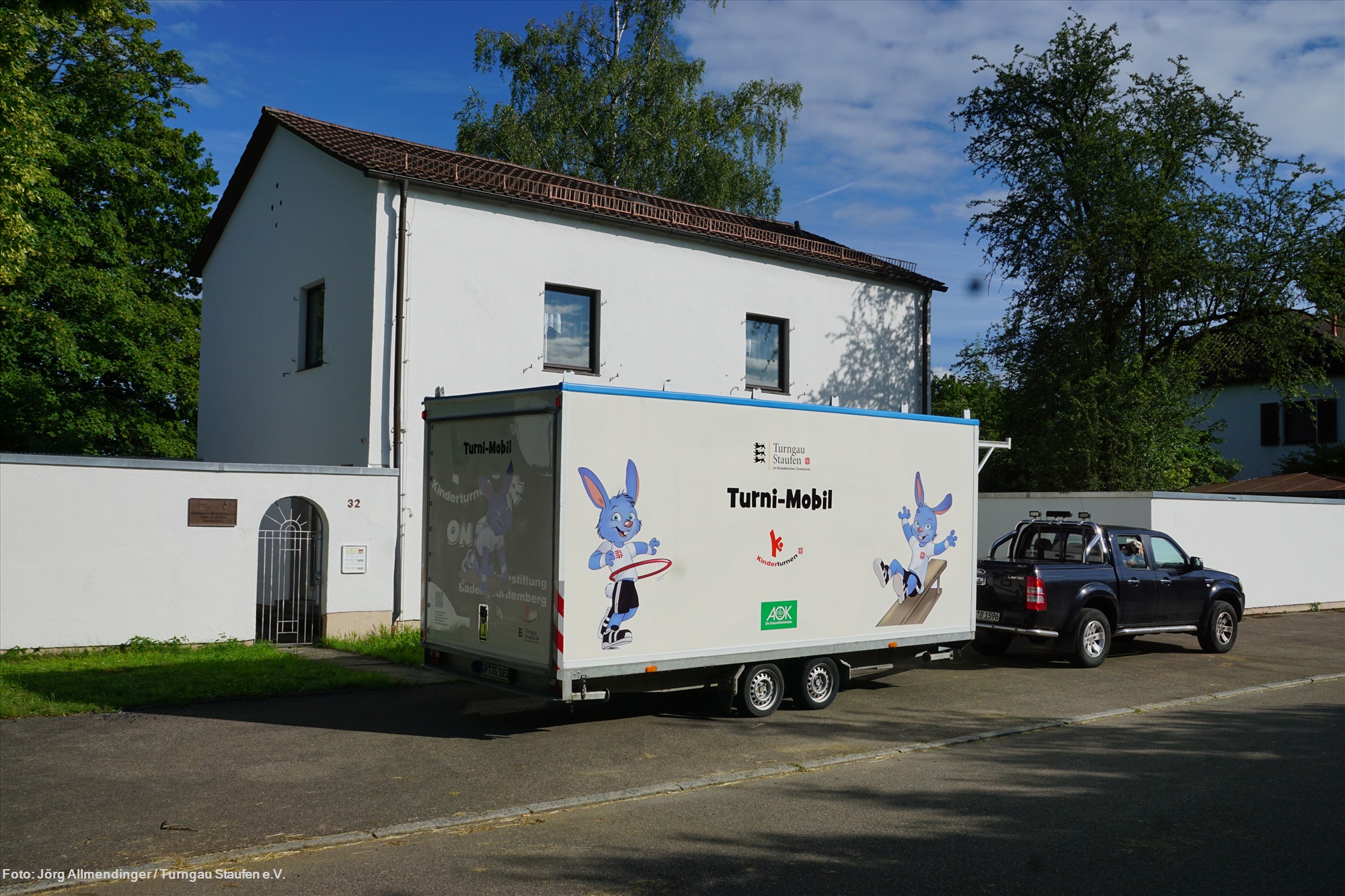 Turni-Mobil-Anhänger vor der Turngau-Geschäftsstelle